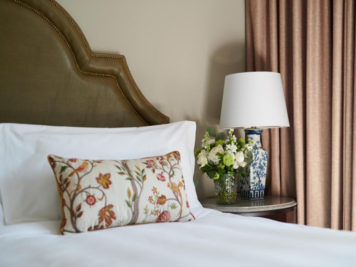 Carton House A Fairmont Managed Hotel Maynooth Esterno foto A bed with a pillow